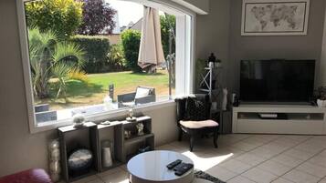 Televisie, een tafeltennistafel, boeken en een stereo