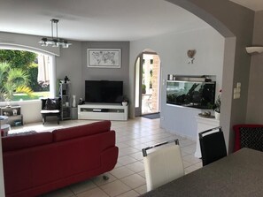 Télévision, table de tennis de table, livres, chaîne hi-fi