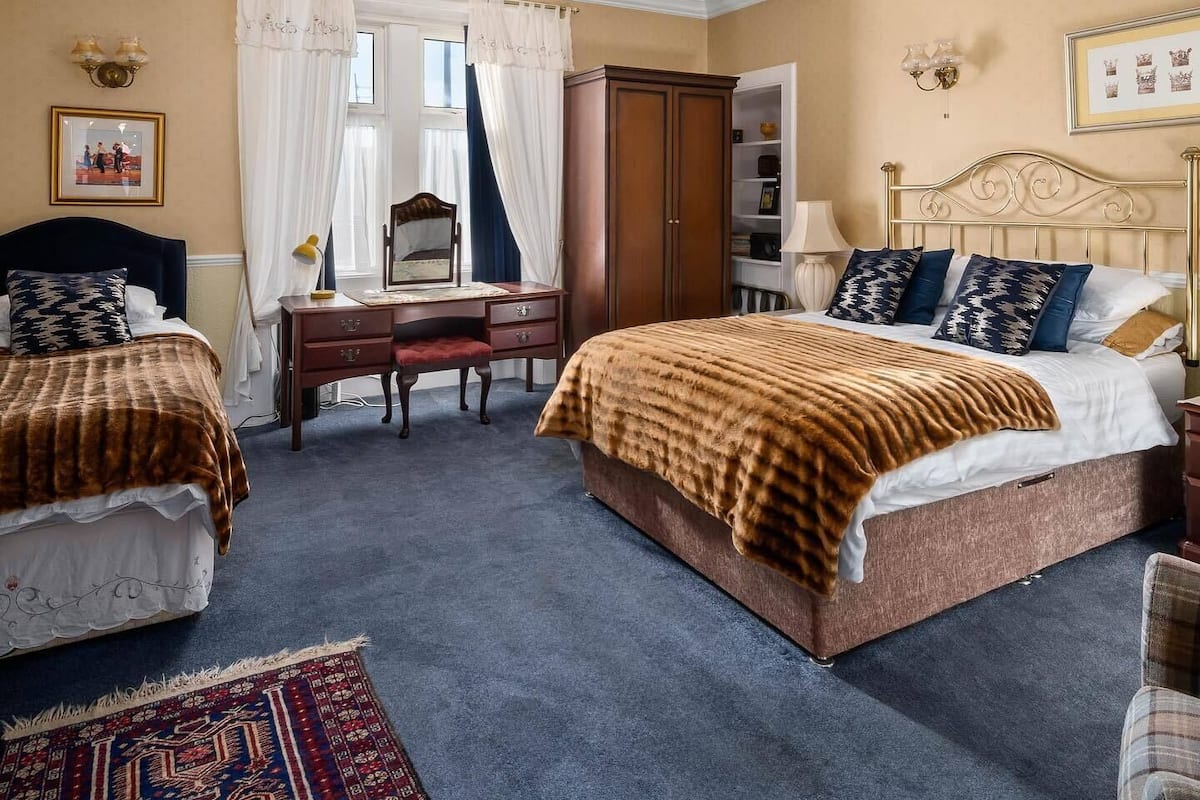 Kamer, 1 twee- of 2 eenpersoonsbedden | Individueel gedecoreerd, individueel gemeubileerd, een bureau