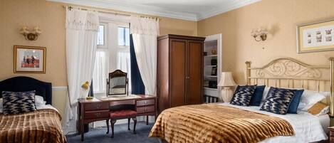 Quarto casal ou duplo | Individualmente decorados, individualmente mobiliados, escrivaninha