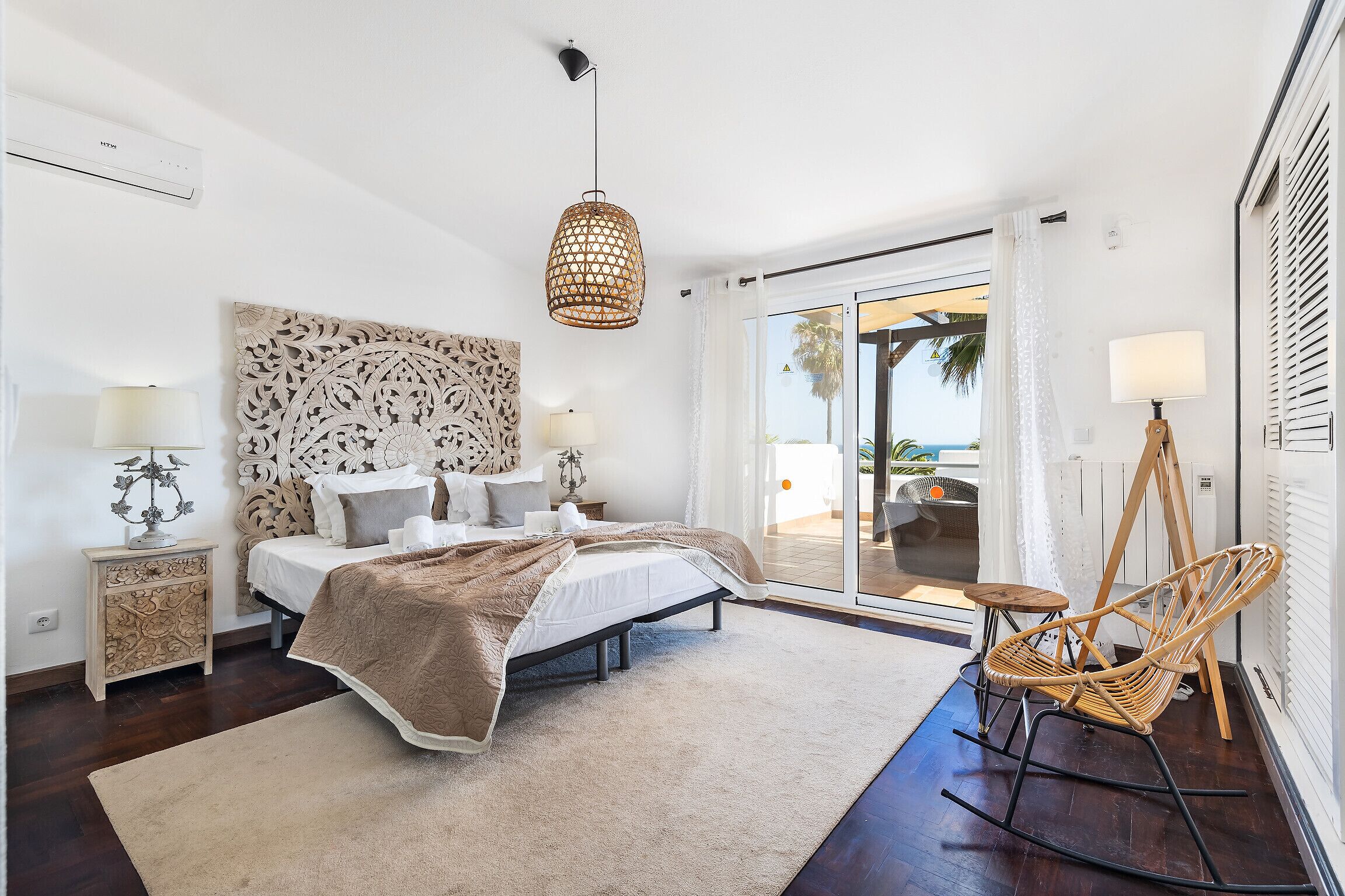 3 chambres, coffres-forts dans les chambres, fer et planche à repasser