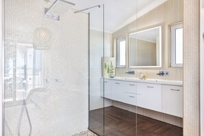 Bathtub, hair dryer, towels, shampoo - Villa Eva OCV - Private Pool and Games Room (Albufeira)
