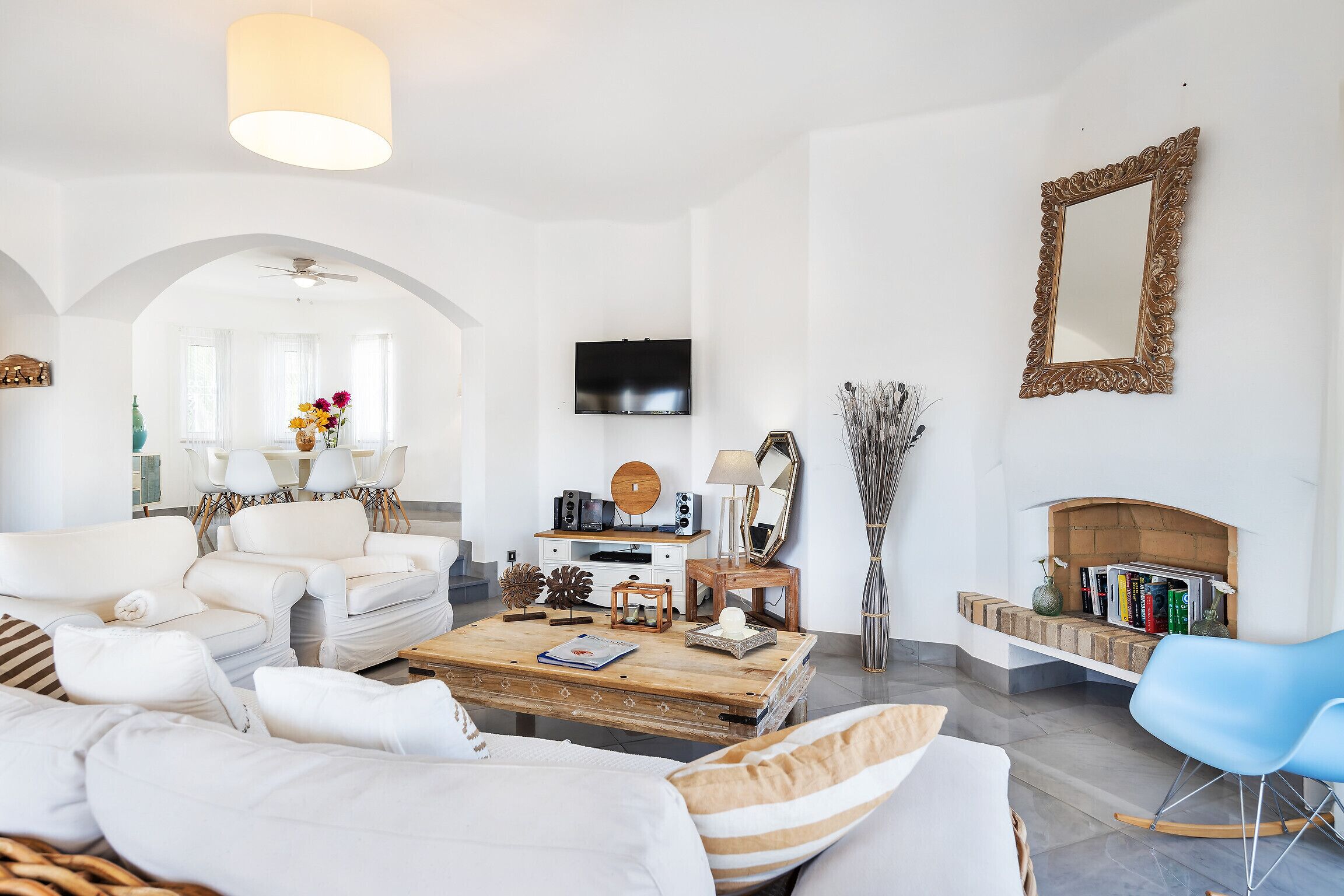 Een lcd-televisie, een open haard en een dvd-speler