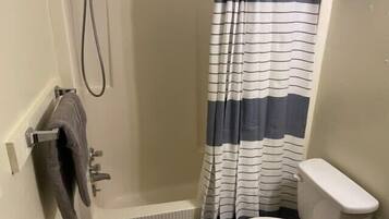 Tina, secadora de cabello, toallas