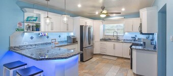 Private Pool | 3 Mins to Welches Beach | BBQ