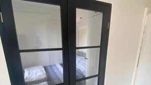 Căn hộ, 1 giường cỡ queen | 1 phòng ngủ, bàn ủi/dụng cụ ủi quần áo 