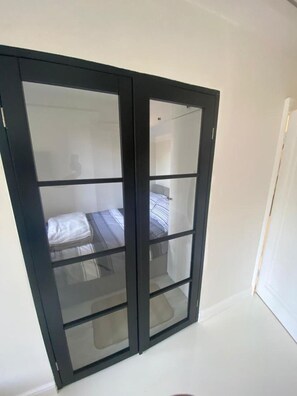 Apartment, 1 Queen-Bett | 1 Schlafzimmer, Bügeleisen/Bügelbrett, kostenloses WLAN, Bettwäsche