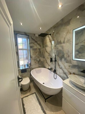 Apartment, 1 Queen Bed | Bathroom