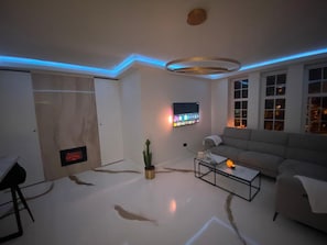 Apartment, 1 Queen Bed | Living room
