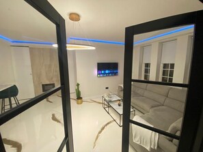 Apartment, 1 Queen-Bett | 1 Schlafzimmer, Bügeleisen/Bügelbrett, kostenloses WLAN, Bettwäsche