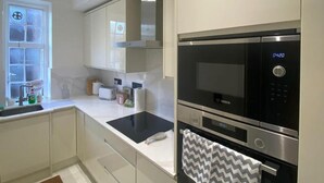 Căn hộ, 1 giường cỡ queen | Bếp riêng | Tủ lạnh, lò vi sóng, lò nướng, bếp nấu 