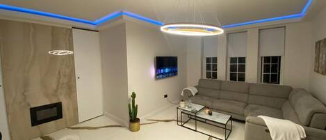 Apartment, 1 Queen Bed | Living room