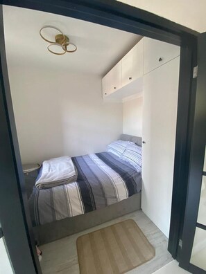 Huoneisto, 1 keskisuuri parisänky | 1 makuuhuone, silitysrauta/-lauta, ilmainen Wi-Fi, vuodevaatteet