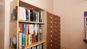 Una estantería llena de libros y un conjunto de archivadores marrones.