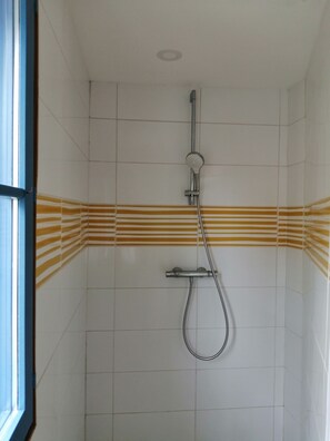 Shower, soap, toilet paper - Family home (Sainte-Marie-de-Ré)