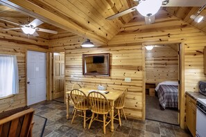 Cabin, 2 phòng ngủ | Khu vực ăn uống tại phòng