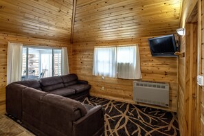 Cabin, 2 phòng ngủ | Khu phòng khách | Smart TV 32-inch có truyền hình kỹ thuật số, TV, Netflix 