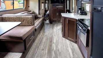 Trailer, várias camas | Área de estar | Smart TV 32 polegadas com canais digitais, TV, Netflix