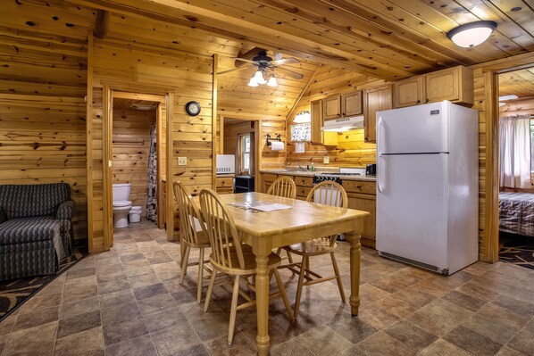 Cabin, 2 phòng ngủ | Bếp riêng | Tủ lạnh, lò vi sóng, lò nướng, bếp nấu
