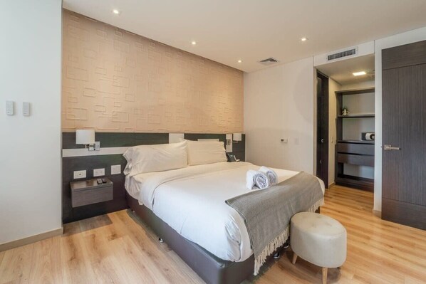 1 slaapkamer, een strijkplank/strijkijzer, beddengoed