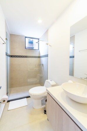 Dusche, Haartrockner, Handtücher