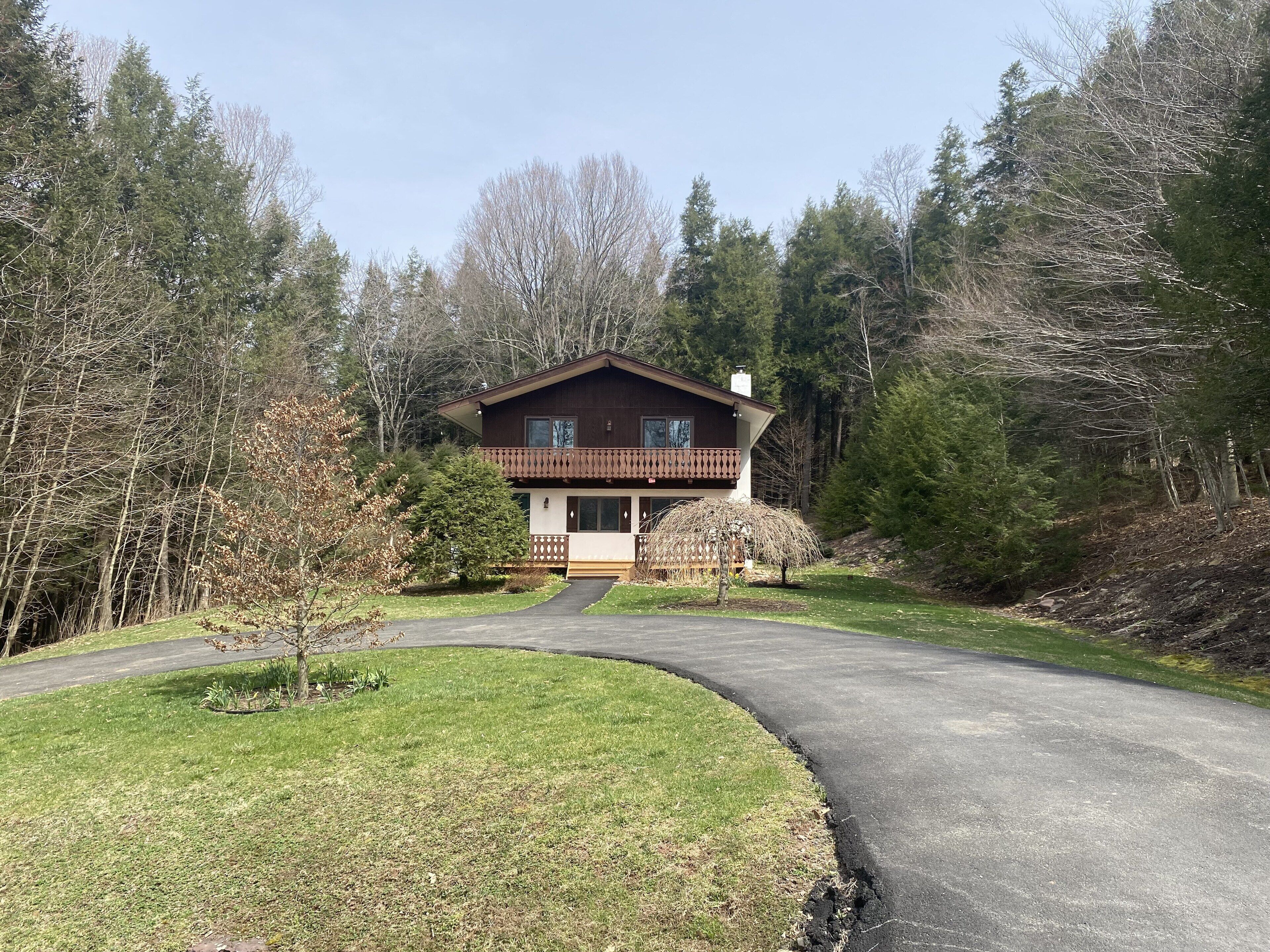 Serenity w/ Hot Tub & Fireplace 3 min to town