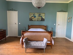 6 bedrooms, desk, iron/ironing board, free WiFi