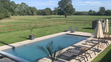 Een buitenzwembad en een verwarmd zwembad