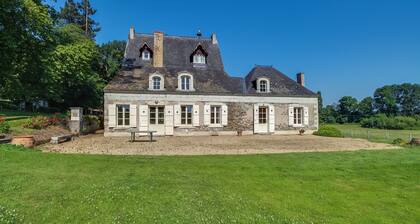 Magnificent château on the banks of the Mayenne 18 people