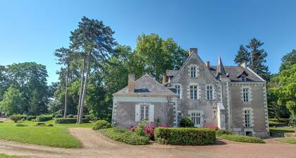 Magnificent château on the banks of the Mayenne 18 people