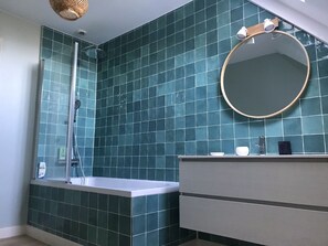 Badewanne, Haartrockner, Bidet, Handtücher