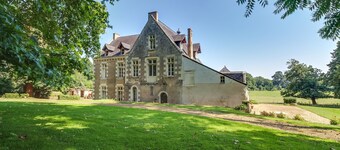Magnificent château on the banks of the Mayenne 18 people