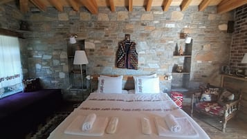 Deluxe-Vierbettzimmer, Bergblick | Bettwäsche aus ägyptischer Baumwolle, hochwertige Bettwaren, Minibar