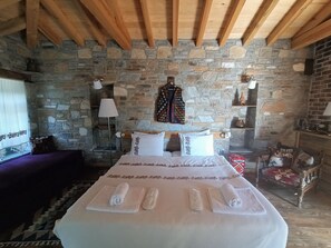 Deluxe Quadruple Room, Mountain View | Egyptian cotton sheets, premium bedding, minibar, in-room safe - Pulinda Pansiyon (Soke)