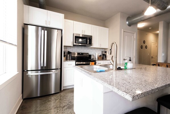 Kühlschrank, Mikrowelle, Ofen, Herdplatte