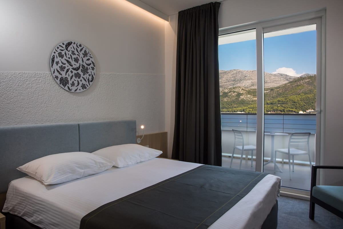 Premium Double Room, Sea View | In-room safe, blackout drapes, free WiFi