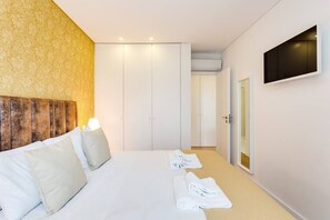 1 Schlafzimmer, Schreibtisch, Bügeleisen/Bügelbrett, Reisekinderbett