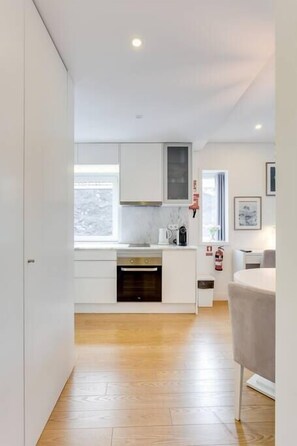 Kjøleskap, mikrobølgeovn, ovn og kokeplater