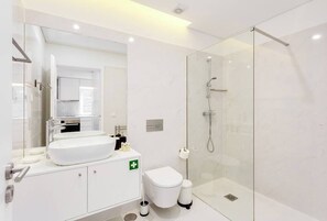 Douche, sèche-cheveux, serviettes fournies, savon