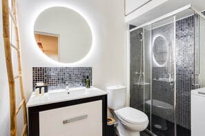 Shower, hair dryer, towels, soap - *NEW* Virtudes Premium Apartment by DA'HOME (Porto)