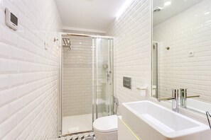 Shower, hair dryer, towels - *NEW* Riverside 2 Bedroom Apartment by DA'HOME (Porto)