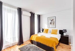 3 bedrooms, iron/ironing board, travel cot, WiFi - Almada Luxurious Duplex by DA’HOME (Porto)