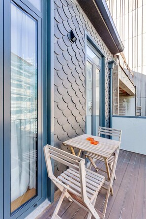 Outdoor dining - Almada Luxurious Duplex by DA’HOME (Porto)