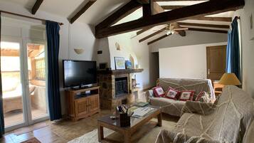 Télévision, lecteur de DVD, table de tennis de table, livres