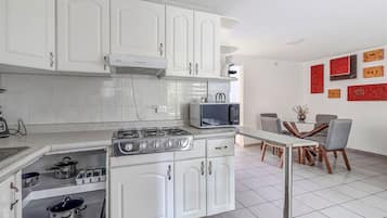 Een koelkast, een magnetron, een oven, een kookplaat