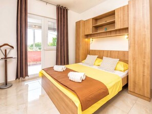 Nhà (Four Bedroom Holiday Home with Swimmi) | 4 phòng ngủ, bàn ủi/dụng cụ ủi quần áo 