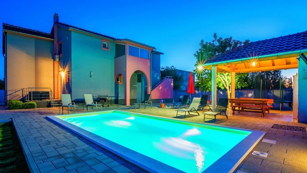Hus (Four Bedroom Holiday Home with Swimmi) | Basseng