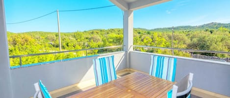 House (Four Bedroom Holiday Home with Swimmi) | Terrace/patio