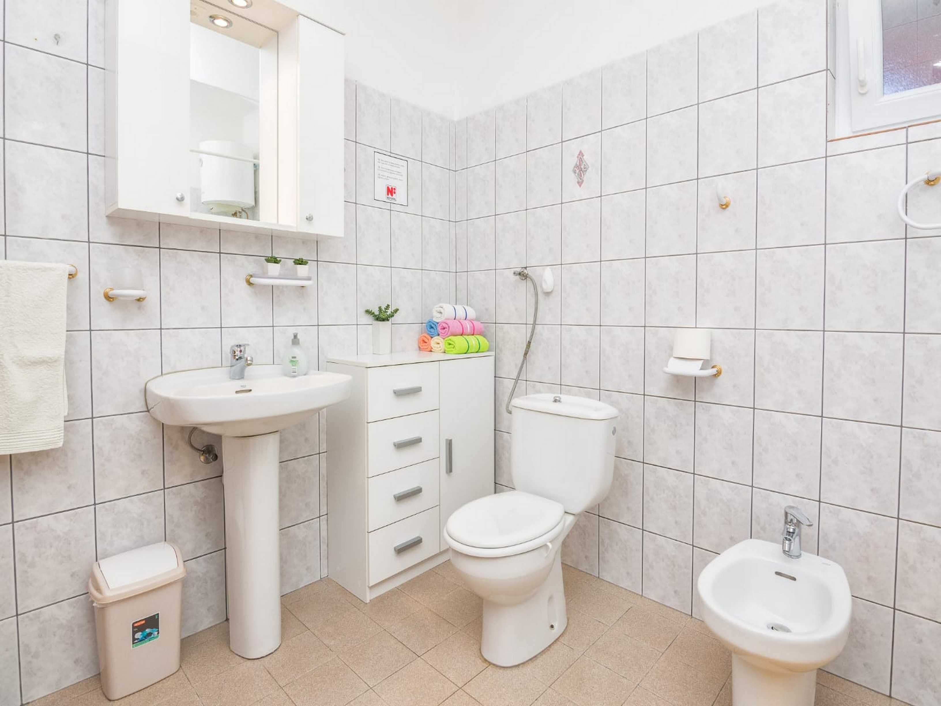Hus (Four Bedroom Holiday Home with Swimmi) | Badeværelse | Håndklæder