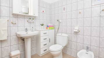Hus (Four Bedroom Holiday Home with Swimmi) | Badeværelse | Håndklæder